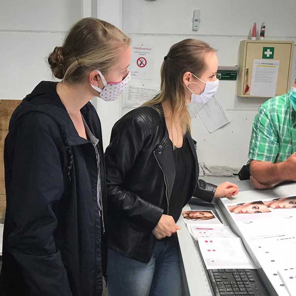 Calu-Mitarbeiterinnen prüfen die ersten Druckbögen des Calu Colour Kataloges in der Druckerei