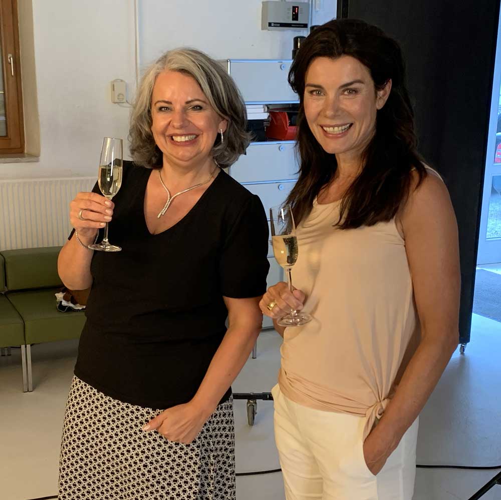 Claudia Fischer und Nicola Tiggeler mit Sektglas in der Hand