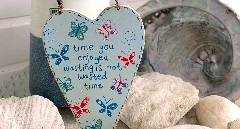 Ein Schild in Herzform mit dem Spruch »time you enjoyed wasting is not wasted time« als Inspiration für diesen Blogbeitrag