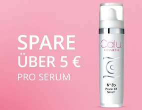 „Weiße Serumflasche ‚Calu Kosmetik N°36 Power Lift Serum‘ vor rosa Hintergrund. Daneben steht: ‚Spare über 5 € pro Serum‘.“