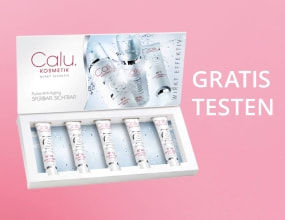 „Geöffnete Produktbox mit mehreren kleinen Calu-Kosmetik-Tuben vor rosa Hintergrund. Daneben steht ‚Gratis testen‘.“