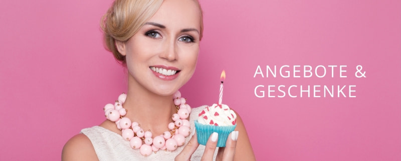 „Blonde Frau mit Hochsteckfrisur hält einen Cupcake mit brennender Kerze in der Hand und lächelt. Rosa Hintergrund mit Text ‚Angebote & Geschenke‘.“