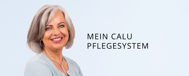 „Porträt der lächelnden Frau CLaudia Fischer mit schulterlangem grauem Haar und hellem Oberteil vor neutralem Hintergrund. Rechts daneben steht der Text ‚Mein Calu Beauty-Ritual‘.“