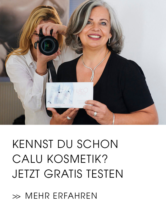"Fr Fischen von Calu lächelt in die Kamera und hält eine Calu Kosmetik-Produktbox in den Händen, während im Hintergrund eine blonde Fotografin ein Foto macht. Text im unteren Bereich: 'Kennst du schon Calu Kosmetik? Jetzt gratis testen >> Mehr erfahren'."