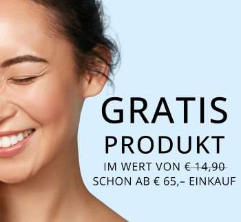 Lächelnde Frau mit geschlossenen Augen berührt ihr Gesicht, daneben eine Kosmetik-Tube und Text „1 Lieblingsprodukt gratis ab 65 € Einkauf“.